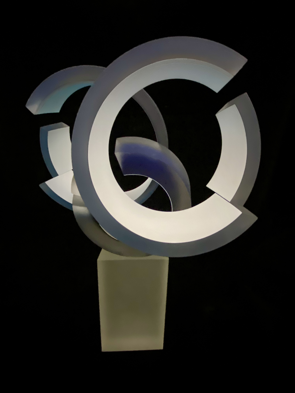 Mezi kruhy - broušená skleněná lepená plastika mat