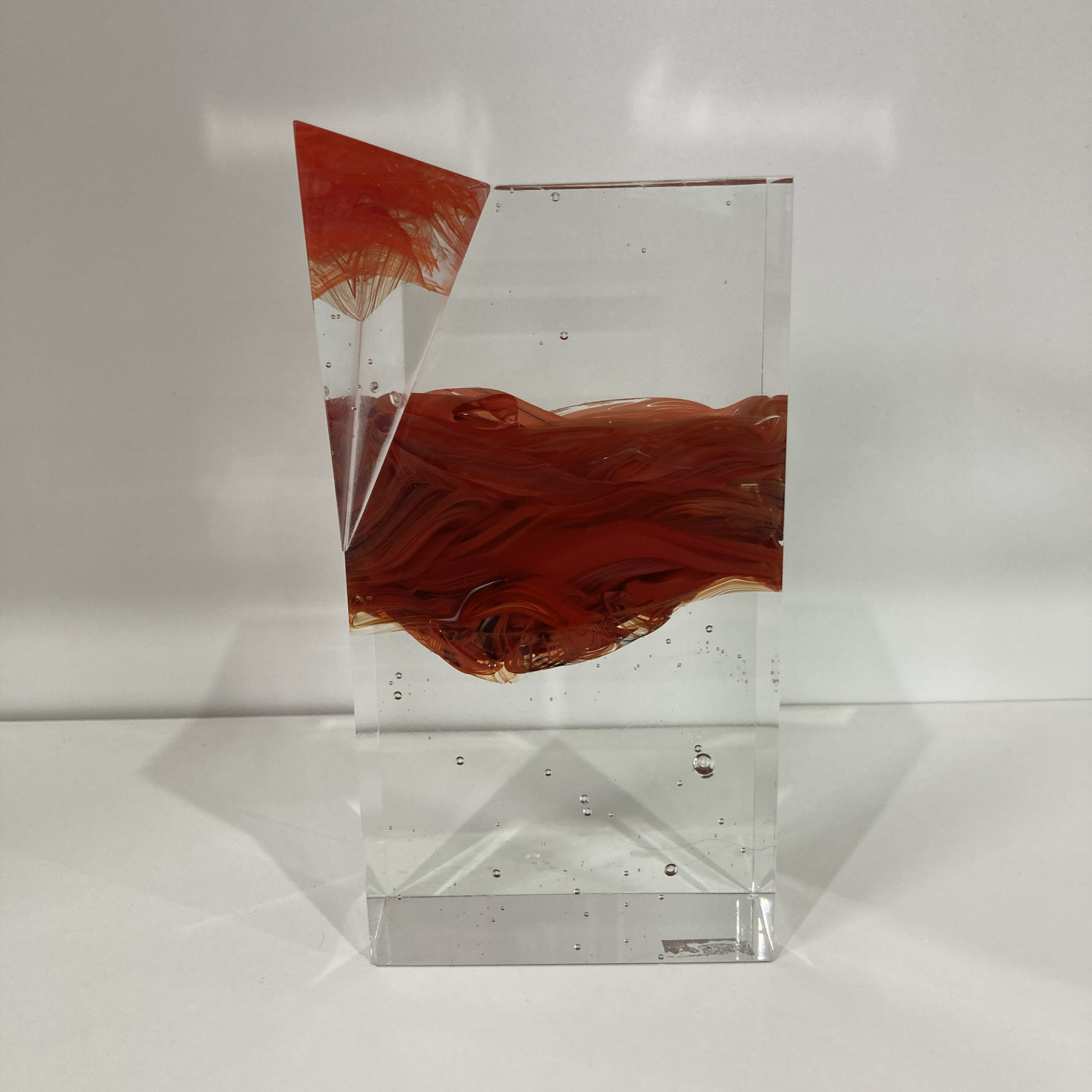 Fire - skleněná plastika s barvou červeného rubínu